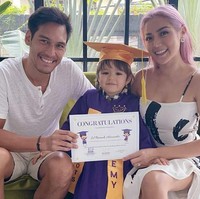 Putra Jessica Iskandar, El Barack, juga diwisuda secara virtual baru-baru ini. Untuk sesi foto bersama, Jessica dan calon suaminya, Richo Kyle tampil kompak dengan busana serba putih. Di saat Richo memilih tampilan kasual, Jessica bergaya maksimal dengan dress putih ketat bemotif abstrak. (Foto: Instagram/@inijedar)