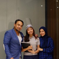 Wisuda virtual tak mengurangi sukacita Meisya Siregar yang merayakan pencapaian putrinya, Lyrics Syabila, yang baru saja lulus SMP. Bersama suaminya, Bebi Romeo, Meisya bergaya kompak dalam balutan busana berwarna biru. Kemeja biru kotak-kotak dan hijab senada menjadi andalan Meisya. (Foto: Instagram/@meisya__siregar)