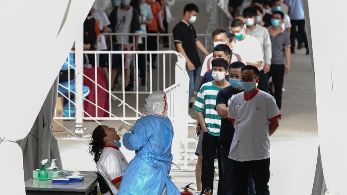 Wow! Per Hari Beijing Mampu Lakukan Tes Corona untuk 1 Juta Orang Otoritas kota Beijing, China kini mampu melakukan pemeriksaan virus Corona (COVID-19) terhadap nyaris 1 juta orang setiap harinya.