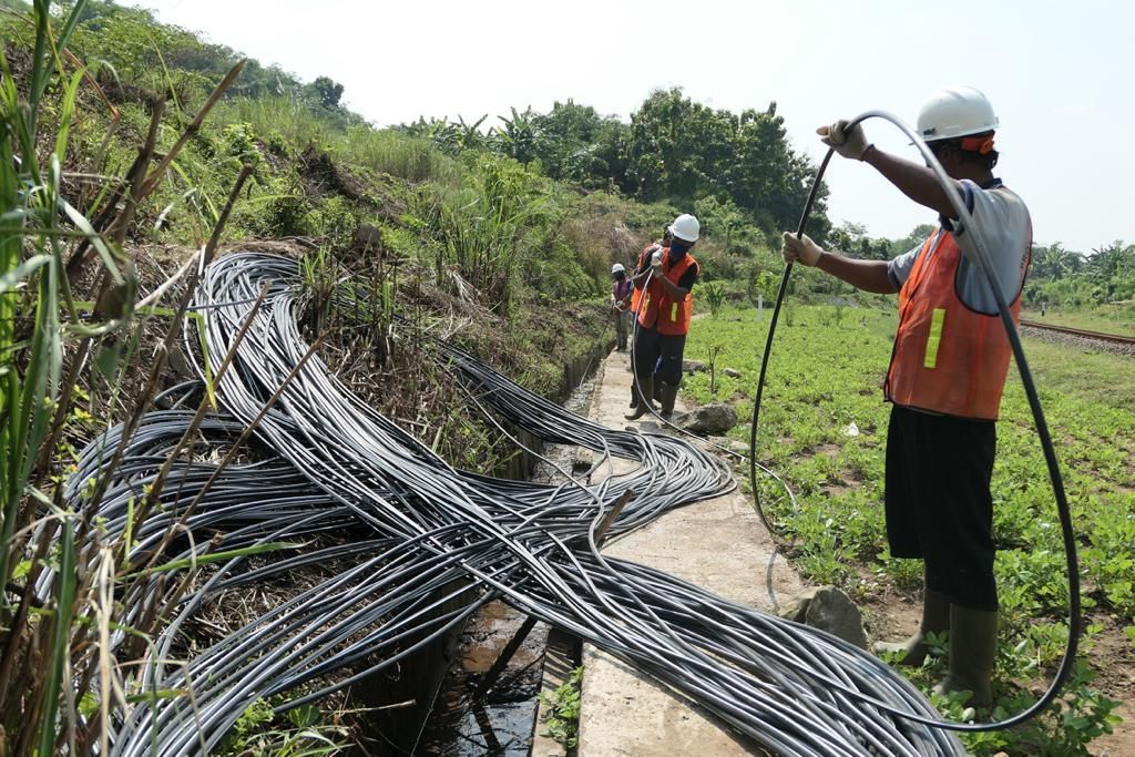 Di tengah pandemi COVID-19, XL Axiata terus melanjutkan proyek fiberisasi jaringan. Pertengahan tahun 2020 ini, sekitar 53% Base Transceiver Station (BTS) dari total target telah terhubung dengan jaringan fiber.