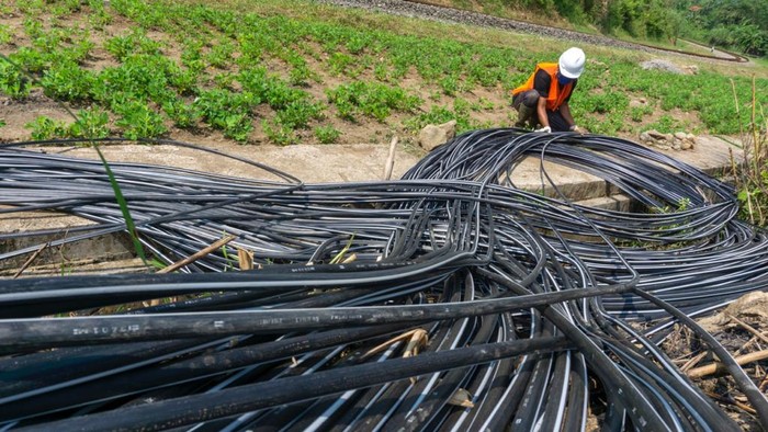 Di tengah pandemi COVID-19, XL Axiata terus melanjutkan proyek fiberisasi jaringan. Pertengahan tahun 2020 ini, sekitar 53% Base Transceiver Station (BTS) dari total target telah terhubung dengan jaringan fiber.