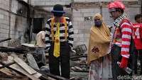 Di tengah pandemi COVID-19 ini para badut dari Aku Badut Indonesia menghibur warga dengan memakai face shield karena untuk mematuhi protokol kesehatan.
