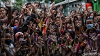 Anak-anak begitu antusias melihat badut beraksi.