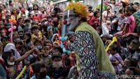 Sejumlah badut dari Aksi Badut Indonesia menghibur anak-anak korban kebakaran di kawasan Rawa Badak Selatan, Senin (23/6).