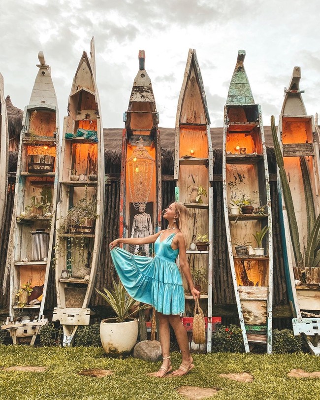 Sang influencer berada di Bali bersama kekasihnya Viktor Maydanovich. Di Bali, Anastasia bahkan membeli sebuah motor Kawasaki Ninja.  Foto: dok. Instagram @nastyatropi