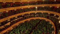 Namun ada yang berbeda ada teater ini ketika dibuka lagi. 2.292 kursi penontonnya dipenuhi oleh tanaman. AP/Emilio Morenatti  