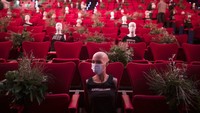 Sama halnya dengan sebuah teater di Madrid, Spanyol. Tanaman dan manekin bermasker ditempatkan untuk jaga jarak sosial. AP/Manu Fernandez  