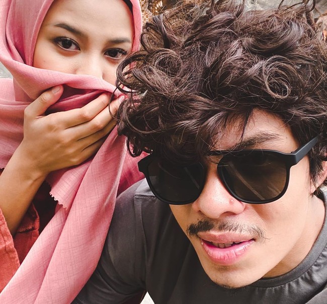 Budget sebesar 25 M itu didapatkan dari menghitung perkiraan harga Rp 50 ribu per orang untuk catering. Jadi angka tersebut murni hanya untuk catering undangan 50 ribu orang saja, belum ditambah dengan biaya sewa GBK dan lain-lainnya. Padahal rencananya keduanya akan mengundang 50 hingga 80 ribu orang. Foto: Instagram @aurelie.hermansyah