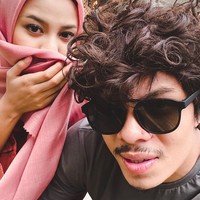 Budget sebesar 25 M itu didapatkan dari menghitung perkiraan harga Rp 50 ribu per orang untuk catering. Jadi angka tersebut murni hanya untuk catering undangan 50 ribu orang saja, belum ditambah dengan biaya sewa GBK dan lain-lainnya. Padahal rencananya keduanya akan mengundang 50 hingga 80 ribu orang. Foto: Instagram @aurelie.hermansyah