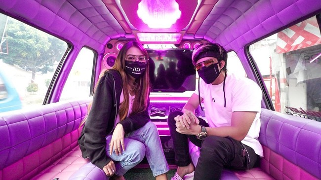 Merasa biaya tersebut terlalu mahal, maka keduanya berencana mencari sponsor untuk pernikahannya nanti. Walaupun sebenarnya diakui Atta Halilintar dan Aurel Hermasnyah bahwa keduanya sudah banyak mendapatkan tawaran sponsor untuk pernikahannya. Foto: Instagram @aurelie.hermansyah