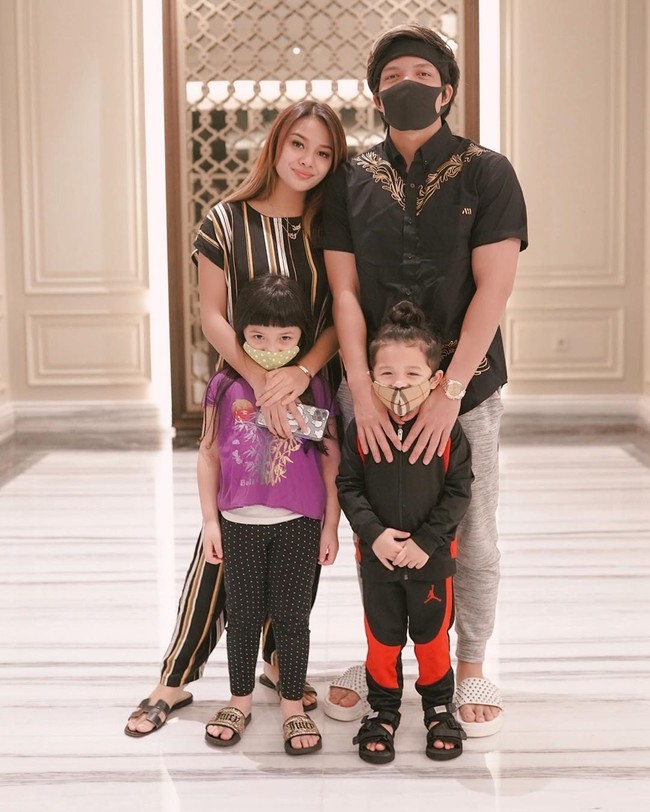 Atta Halilintar juga mengaku bahwa tawaran sponsor yang didapatnya tidak hanya dari Indonesia saja, melainkan juga dari Malaysia. Hal itu kemudian membuatnya berpikir untuk mengadakan acara pernikahan tidak hanya di Indonesia, tetapi juga di Malaysia. Foto: dok. Instagram @attahalilintar