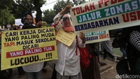 Mereka menuntut Pemprov DKI untuk merevisi aturan PPDB (penerimaan peserta didik baru) 2020 terkait zonasi berdasarkan usia siswa.