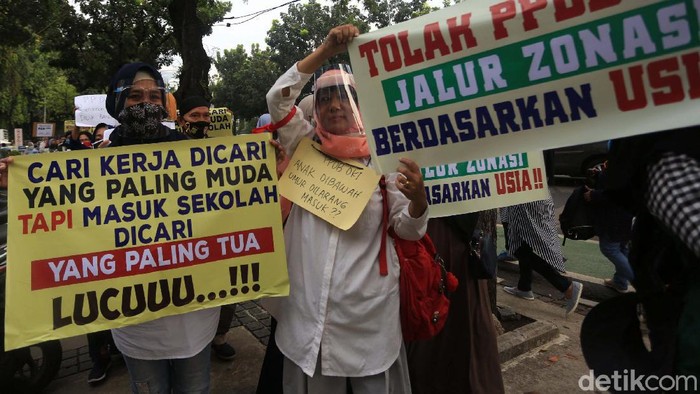 Pemprov DKI Jakarta mengeluarkan aturan penerimaan sekolah berdasarkan zonasi yang mengacu pada usia siswa. Aturan ini menuai sejumlah protes warga.