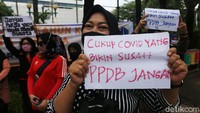 Menurut pedemo keberadaan faktor penentu berdasarkan usia dalam sistem zonasi telah membuat diskriminasi terhadap para calon peserta didik dan merugikan para orang tua murid.