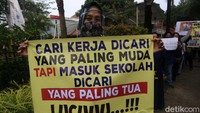 Dalam aksinya, massa membawa berbagai poster.