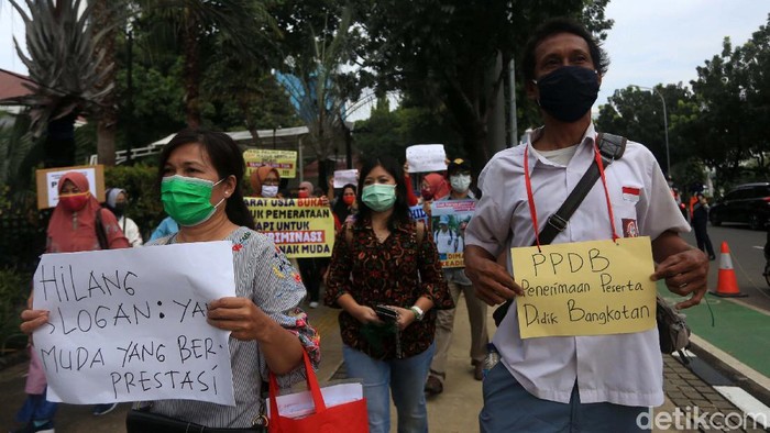 Pemprov DKI Jakarta mengeluarkan aturan penerimaan sekolah berdasarkan zonasi yang mengacu pada usia siswa. Aturan ini menuai sejumlah protes warga.