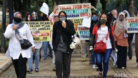 Puluhan orang tua murid melakukan aksi unjuk rasa di depan Balai Kota Jakarta, Selasa (23/6/2020).