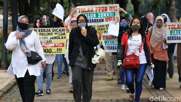 Aturan Zonasi Berdasarkan Usia Menuai Protes Warga Pemprov DKI Jakarta mengeluarkan aturan penerimaan sekolah berdasarkan zonasi yang mengacu pada usia siswa. Aturan ini menuai sejumlah protes warga.