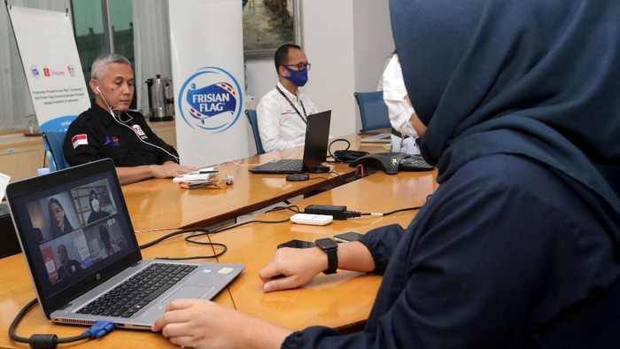 Bantu Sesama di Tengah Pandemi Frisian Flag Indonesia (FFI) menyalurkan bantuan sebagai bentuk kepedulian terhadap sesama di tengah pandemi COVID-19 yang melanda negeri.