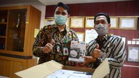 Selain ke RS Dharmais, bank spesialis kredit perumahan ini juga telah menyumbangkan berbagai peralatan medis baik melalui Satgas COVID-19 maupun secara langsung ke rumah sakit rujukan yang tersebar di seluruh Indonesia. Bank BTN berkomitmen akan terus membantu pemerintah dalam menanggulangi pandemi COVID-19 di Indonesia. Foto: dok. Bank BTN