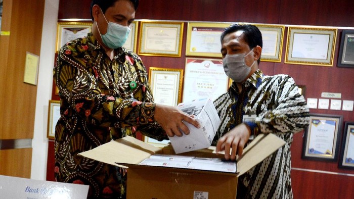 Bantuan Masker untuk RS Kanker Dharmais Bantuan masker bedah dan masker N95 untuk para petugas medis di RS Kanker Dharmais untuk menanggulangi dampak pandemi COVID-19 terus mengalir.