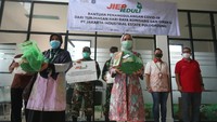 Bantuan yang berasal dari THR Komisaris dan Direksi PT JIEP tersebut diwujudkan dalam bentuk ratusan bingkisan, alat kesehatan dan baju hazmat yang diserahkan langsung kepada 5 perwakilan Rumah Sakit rujukan Covid-19 yaitu RS Darurat Wisma Atlet, RSPAD Gatot Soebroto, RS PELNI, RSUP Persahabatan, dan RS Pertamina Jaya untuk kemudian diberikan ke masing-masing tenaga medis yang tengah berjuang melawan Covid-19.