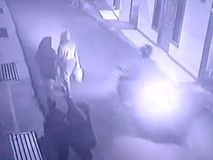 Terekam CCTV, Aksi Begal Payudara Terjadi di Depok