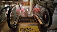 Eskalator tak luput dari penyemprotan disinfektan.