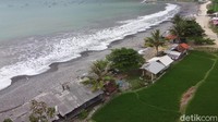 Wisatawan bisa menikmati keindahan Pantai Cikembang dari menara pandangnya. (Syahdan Alamsyah/detikcom)