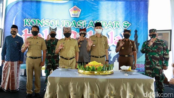 Bupati Banyuwangi Abdullah Azwar Anas mengajak seluruh kepala desa menjaga kondusivitas. Terlebih menjelang Pemilihan Kepala Daerah (Pilkada) 2020.