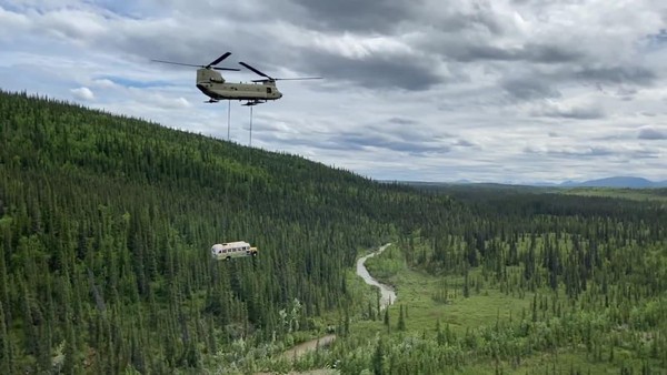 Bus ini telah menelan banyak korban. Banyak petualang yang mati sia-sia di sini. Oleh sebab itu, bus ini pun dipindah pakai helikopter. (Alaska Department of Natural Resources/Reuters)