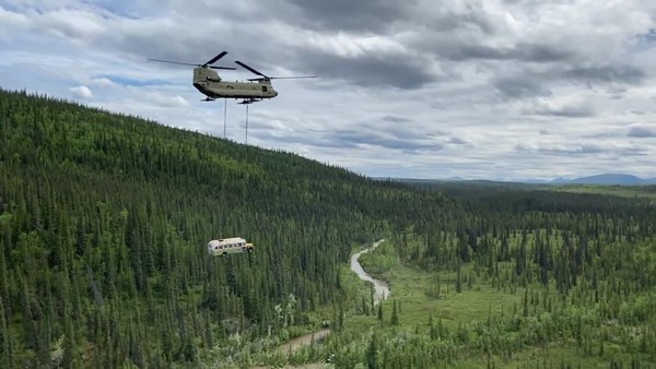 Bus ini telah menelan banyak korban. Banyak petualang yang mati sia-sia di sini. Oleh sebab itu, bus ini pun dipindah pakai helikopter. (Alaska Department of Natural Resources/Reuters) Bus ini telah menelan banyak korban. Banyak petualang yang mati sia-sia di sini. Oleh sebab itu, bus ini pun dipindah pakai helikopter. (Alaska Department of Natural Resources/Reuters)