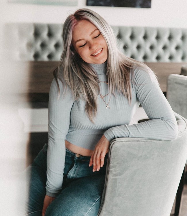 Di saat itu lah Carina merasa tidak ingin lagi hidup dengan obsesi untuk sehat. Tak hanya membiarkan bentuk tubuhnya menjadi lebih sintal kini ia bahkan menjadi model plus size. Foto: Instagram @carinamoellermikkelsen