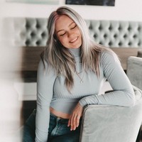 Di saat itu lah Carina merasa tidak ingin lagi hidup dengan obsesi untuk sehat. Tak hanya membiarkan bentuk tubuhnya menjadi lebih sintal kini ia bahkan menjadi model plus size. Foto: Instagram @carinamoellermikkelsen