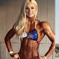 Jika melihat penampilannya sekarang tak nampak jika dulu Carina bertubuh kekar. Carina bahkan mulai membentuk badan sejak berusia 16 tahun. Tapi setelah mendapatkan tubuh atletis, Carina malah mendapati sejumlah perubahan kurang menyenangkan. Foto: Instagram @carinamoellermikkelsen