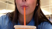 Paling suka dengan minuman dari Dunkin Donut, Charli paling sering unggah momen imutnya saat sedang minum. Foto: Instagram/Twitter @charlidamelio