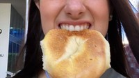 Begini nih pose gemas Charli saat makan roti sambil jalan-jalan. Foto: Instagram/Twitter @charlidamelio