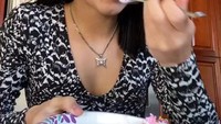 Remaja kelahiran Norwalk, Amerika ini memulai karirnya mengunggah video di TikTok sejak 2019 lalu. Kini ia memiliki lebih dari 20 juta followers di Instagramnya. Foto: Instagram/Twitter @charlidamelio