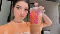  Meski baru berusia 16 tahun tapi Charli DAmelio berhasil mendapatkan julukan ratu TikTok karena memiliki followers lebih dari 50 juta di sana. Foto: Instagram/Twitter @charlidamelio