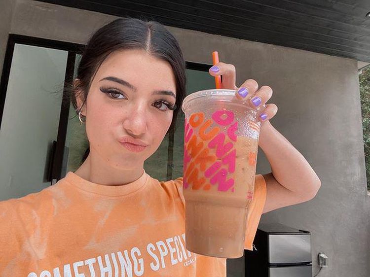 Gaya Kulineran Keren Charli DAmelio, Remaja Paling Terkenal di TikTok
