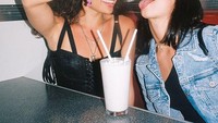 Terakhir ini momen seru Charli dan sahabatnya Avani saat minum milkshake vanila dan rebutan buah ceri. Temannya ini merupakan selebgram terkenal juga lho. Foto: Instagram/Twitter @charlidamelio