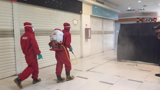Damkar DKI semprot disinfektan di kawasan Blok M (Foto: Tiara/detikcom)