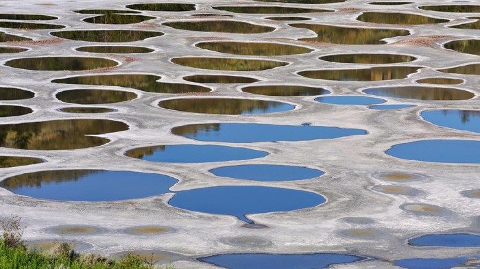 Danau Klikuk Kanada The Spotted Lake near Osoyoos CanadaΒ is a saline alkali lake that creates the circles when it dries out in the summer.
