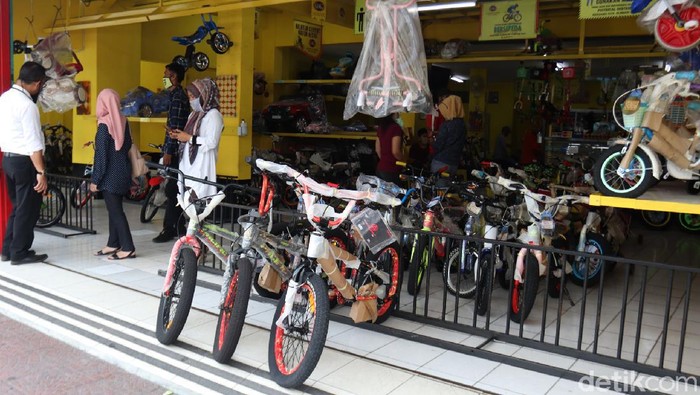 Demam Gowes Bikin Pedagang Sepeda  di  Bandung  Banjir Rezeki 