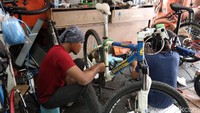 Sejumlah bengkel sepeda di kawasan Bandung juga ikut merasakan berkah tren mendadak gowes ini. Pasalnya, tak sedikit warga yang memilih untuk memperbaiki sepeda mereka daripada membeli sepeda baru sebagai salah satu upaya penghematan pengeluaran di masa pandemi COVID-19.