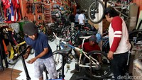 Penjualan sepeda di Kota Bandung, Jawa Barat, diketahui melonjak di masa pandemi COVID-19. Salah satu pedagang sepeda di Jalan Veteran Kota Bandung Sumitro mengatakan, penjualan sepeda melonjak tajam setelah Idul Fitri 2020 atau sejak ada pelonggaran Pembatasan Sosial Berskala Besar (PSBB) di Kota Bandung.