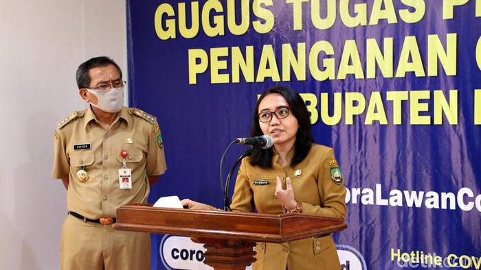 dr Galih saat bercerita di posko gugus tugas percepatan penanganan COVID-19 Blora.