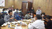 Begini suasana saat Benny Rhamdani menyambut belasan ABK korban kekerasan di kapal China.