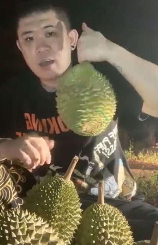 Lelang Durian di Kuburan