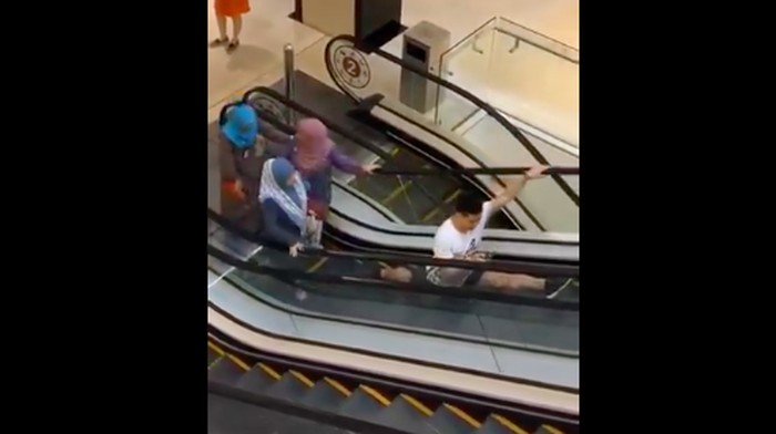 Ekstrem! Aksi Viral Jaga Physical Distancing di Eskalator